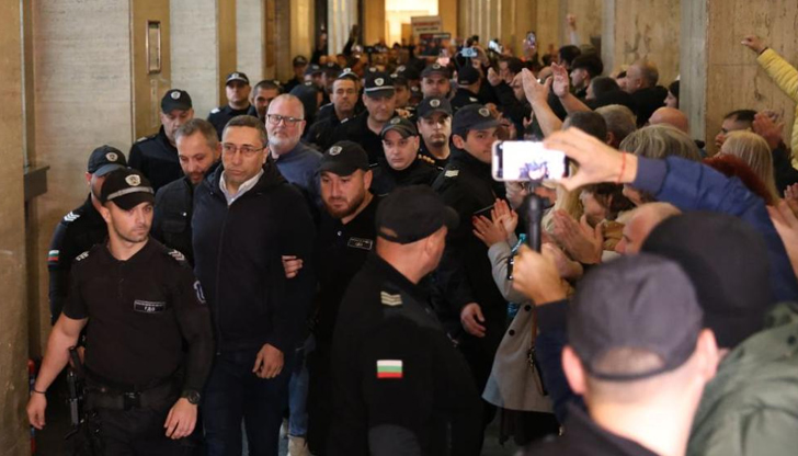 Симпатизанти на „Величие“ посрещнаха с аплодисменти задържаните от „Исторически парк“