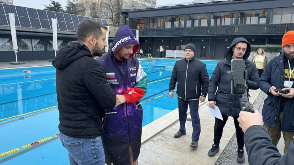 Теодор Цветков се гмурна в ледените води на комплекс „Дунав“