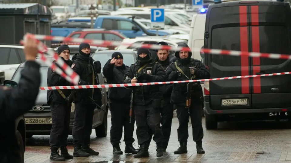 Двама полицаи загинаха при взрив на бомба в Москва