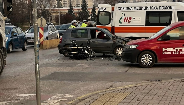 Кола и мотор се блъснаха на кръстовището пред УНСС