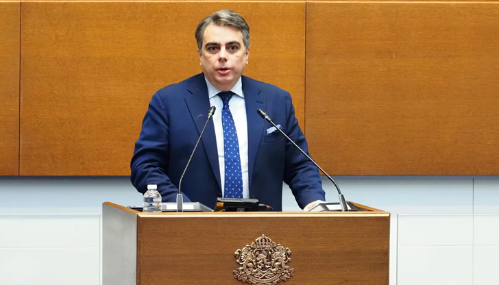 Асен Василев: Холограмата от дивана да каже усеща ли Пеевски във властта