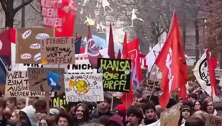 Хиляди ученици в Германия излязоха на протест срещу военната служба
