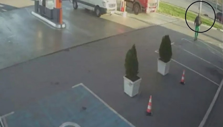 Мъж влачи кучето си вързано за колата му в Сливен