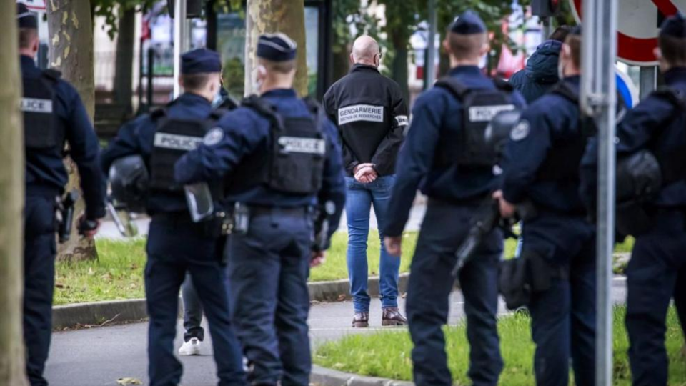 Тълпа от 30 души нападна петима полицаи в Париж