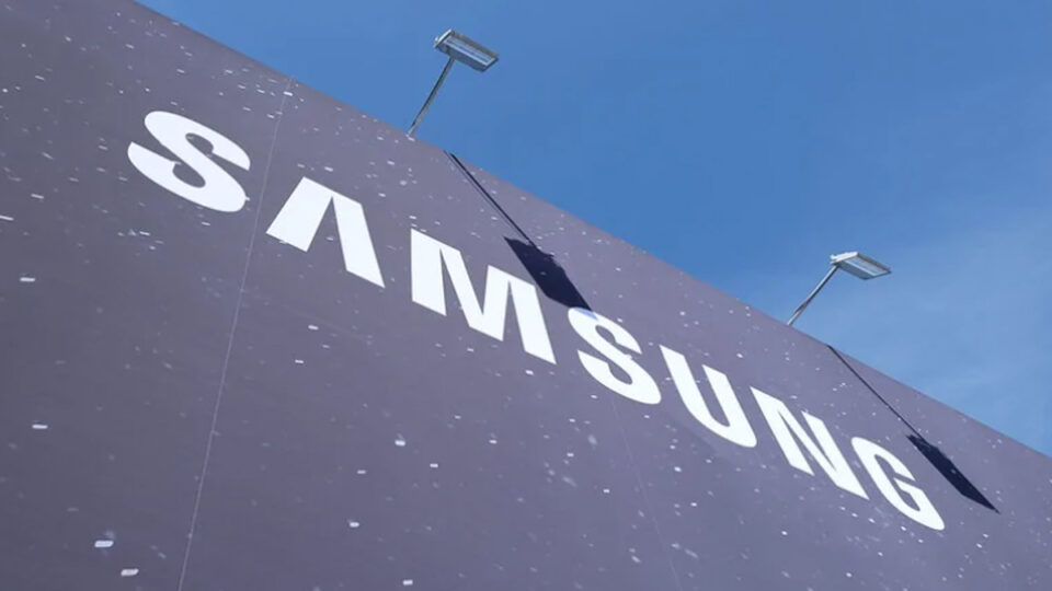Арестуваха 10 бивши служители на Samsung за кражба на технологии за Китай