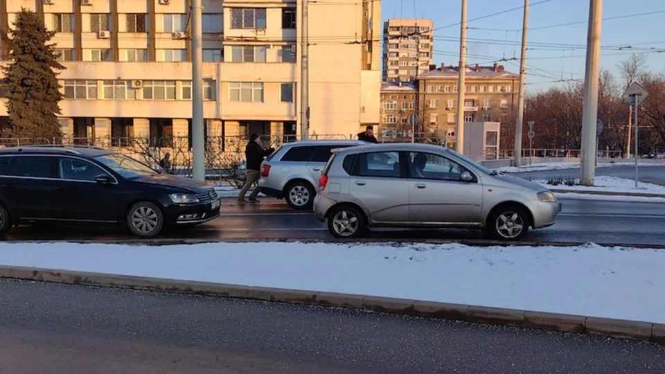 Аварирал автомобил запречи движението в кръговото кръстовище до полицията в Русе