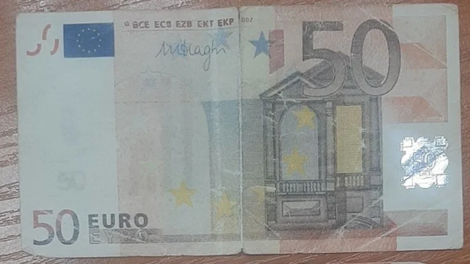 Основните белези, по които лесно да разпознаем фалшиви евробанкноти