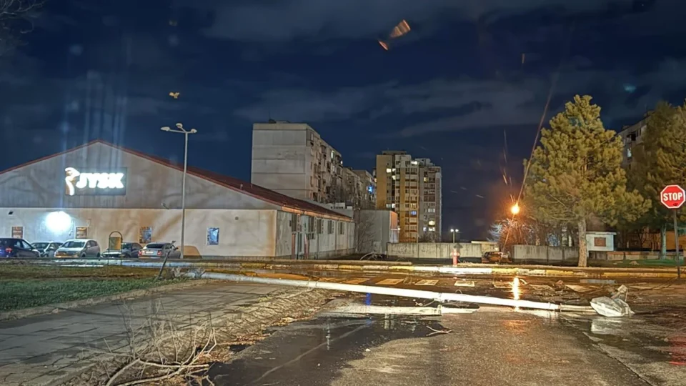 Ураганен вятър със 120 км/ч връхлетя Враца