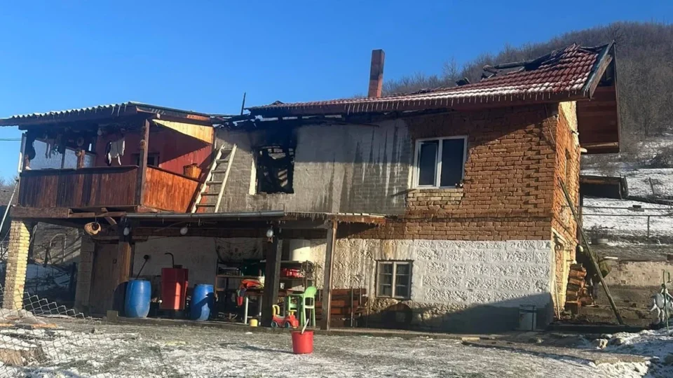 Късо съединение изпепели покрив на къща в село Каран Върбовка