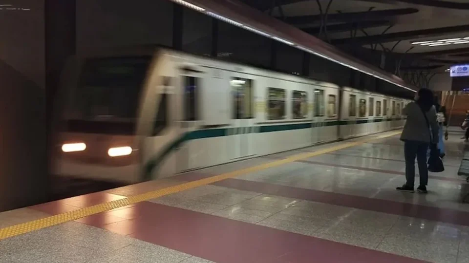 Мъж скочи на релсите на метрото в София