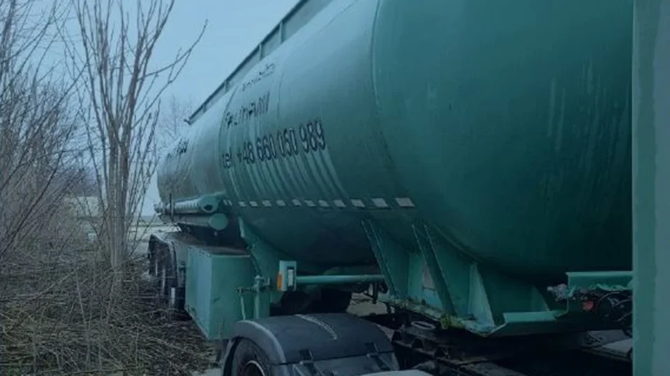 Митница Русе пуска на търг автоцистерна и камион