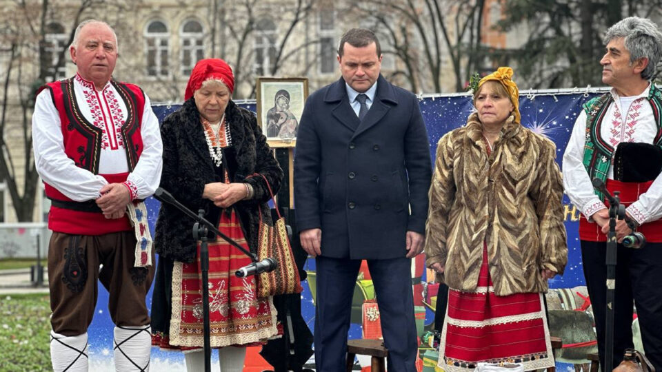 Пенчо Милков счупи орех за здраве на коледуването в Русе