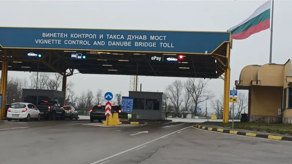 Задържаха „муле“ на телефонни измамници с 5000 евро на Дунав мост