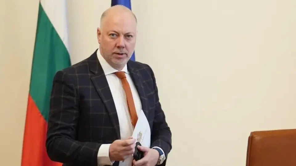 Пенсионери към Росен Желязков: Спрете да задържате парите ни