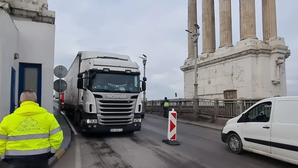Дунав мост е готов до юли, но носещите ферми гният без пари