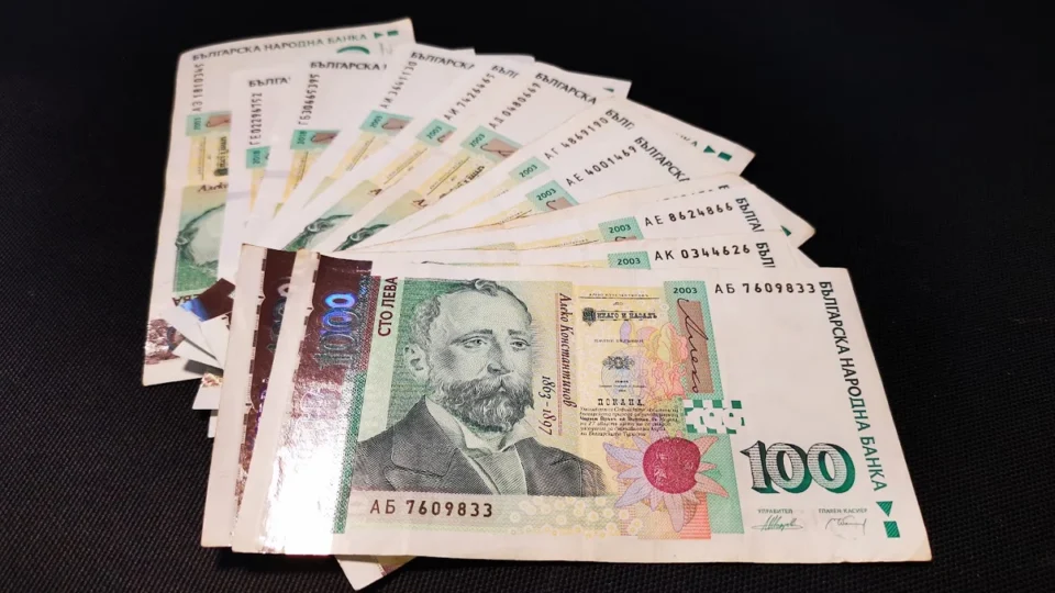 Чиновниците в Русе изпреварват с 600 лева бизнеса по доходи