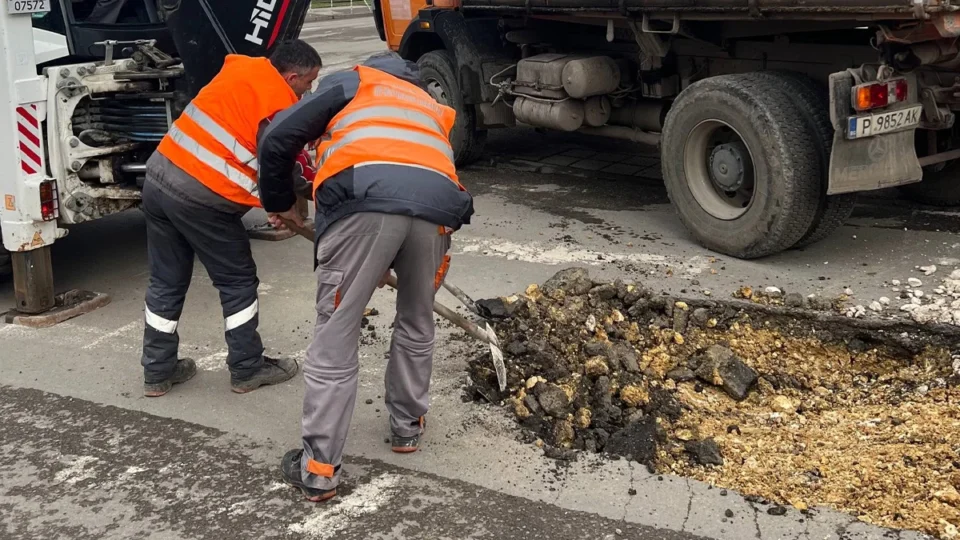 Работници кърпят дупки със студена смес по русенските улици