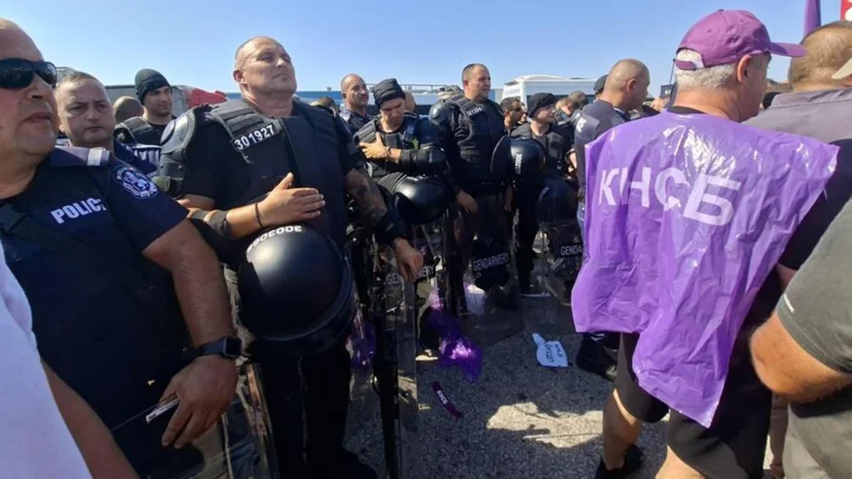 КНСБ отмени блокадата на Прохода на Републиката
